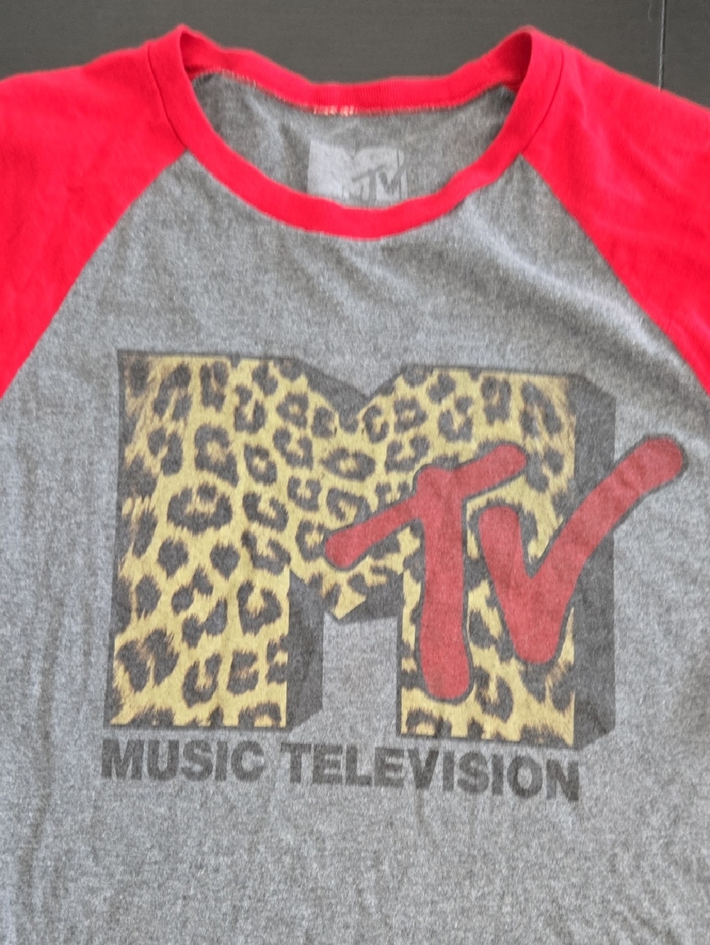 Y2K MTV Music Television Leopard Print Raglan Tee - Rare Streetwear Unisex SZ M